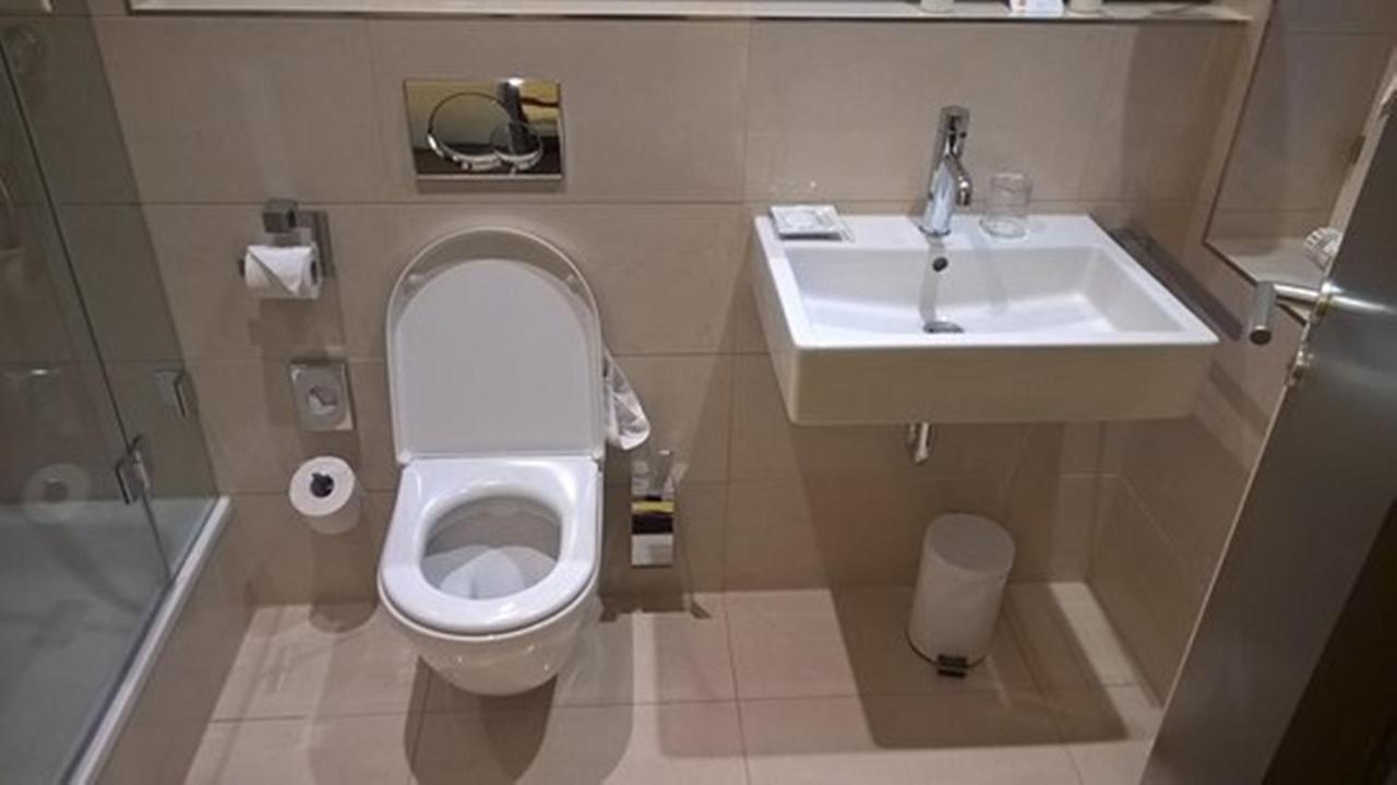 Airport Hotel Golden Bliss Near Delhi Airport 新德里 外观 照片