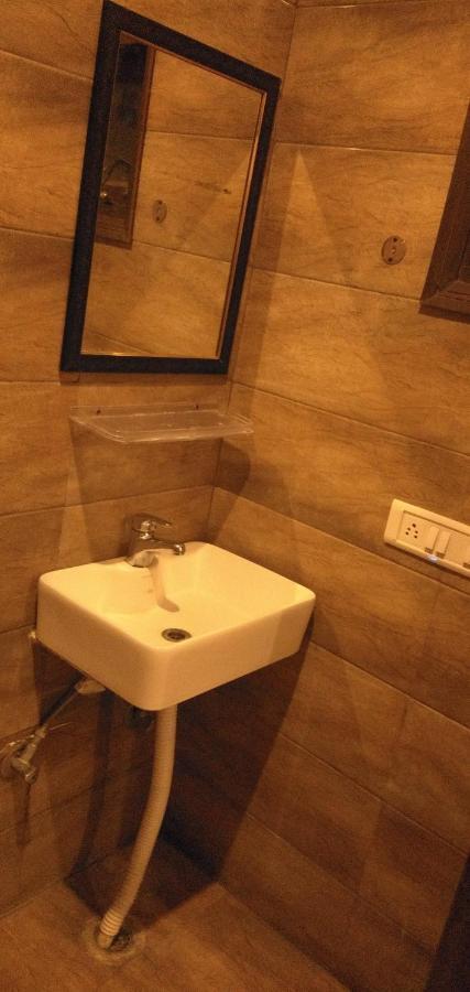 Airport Hotel Golden Bliss Near Delhi Airport 新德里 外观 照片