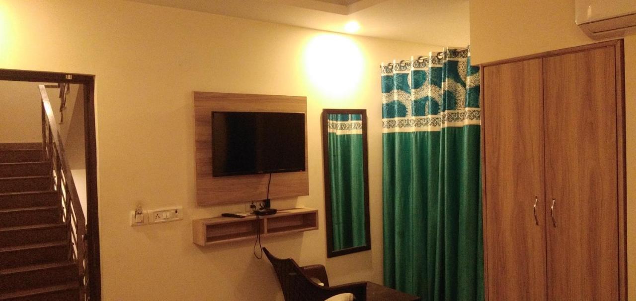 Airport Hotel Golden Bliss Near Delhi Airport 新德里 外观 照片
